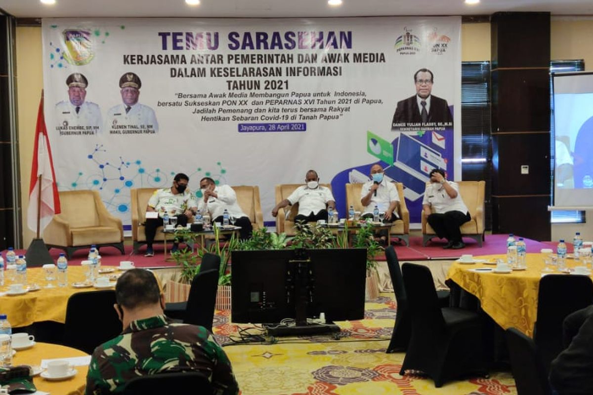 Sejumlah Panitai Besar (PB) Pekan Olahraga Nasional (PON) XX Papua bersama beberapa pihak dari dinas terkait dalam acara temu sarasehan keselarasan informasi bersama awak media di Jayapura, Papua, Rabu (28/4/2021).