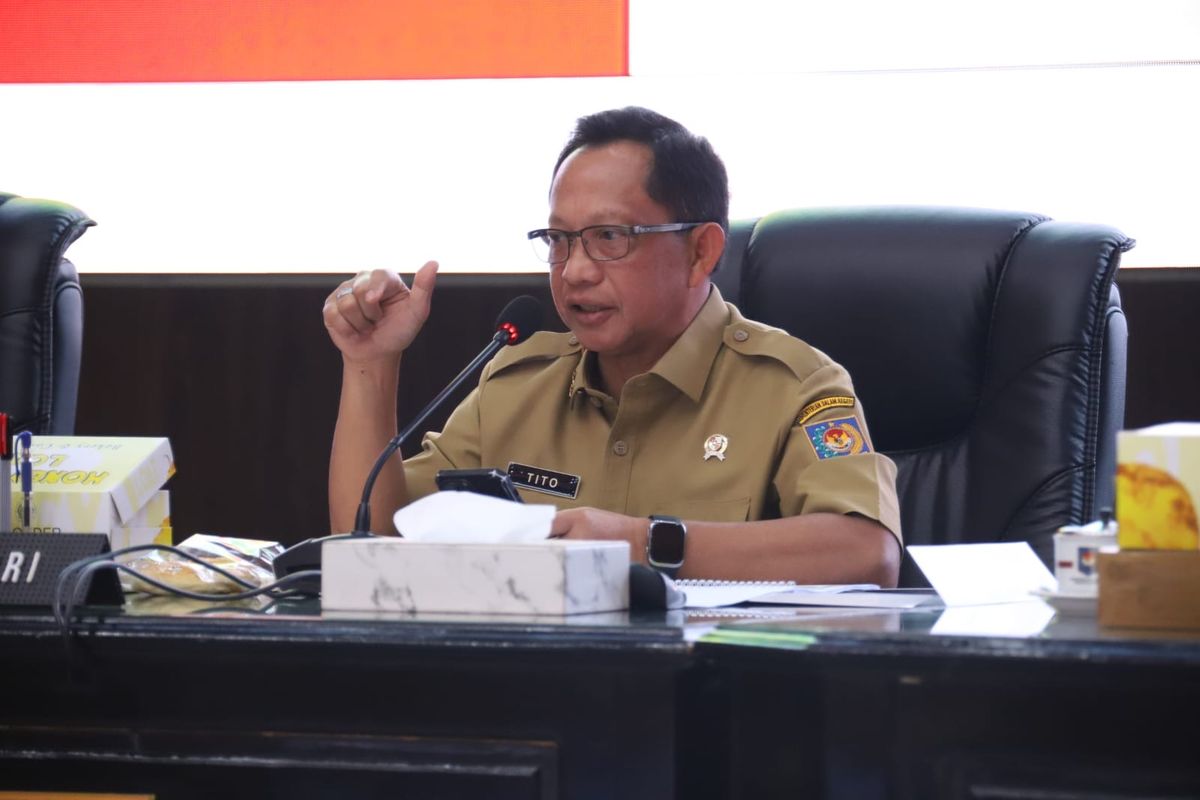 Menteri Dalam Negeri (Mendagri) Muhammad Tito Karnavian saat memimpin Rapat Koordinasi Pengendalian Inflasi Daerah yang dirangkaikan dengan Pembahasan Evaluasi Dukungan Pemerintah Daerah dalam Program Tiga Juta Rumah. Rakor diselenggarakan secara hybrid dari Gedung Sasana Bhakti Praja (SBP), Kantor Pusat Kementerian Dalam Negeri (Kemendagri), Jakarta, Selasa (22/7/2025).