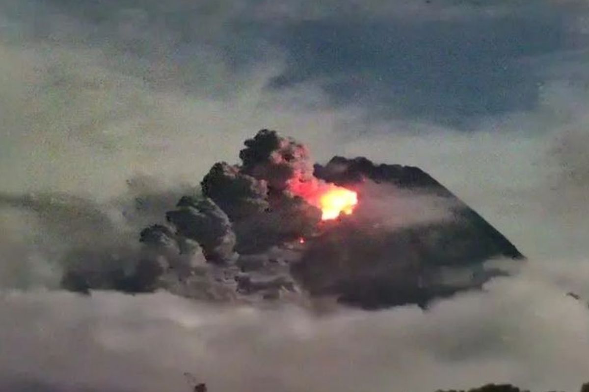 ilustrasi erupsi merapi