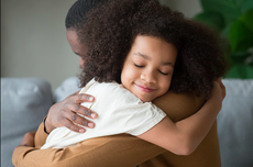 Kaya Manfaat, Seberapa Sering Orangtua Perlu Memeluk Anaknya?