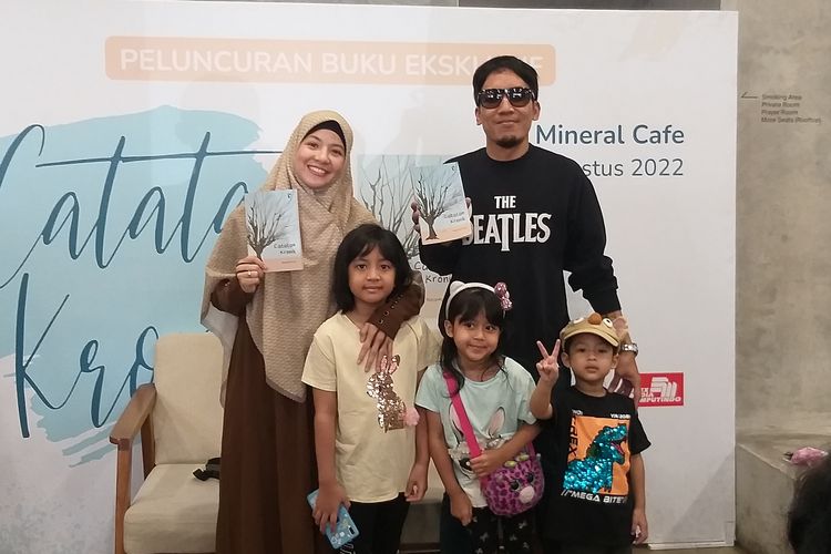 Artis Natasha Rizky didampingi suaminya, komedian Desta dan tiga anak mereka dalam jumpa pers peluncuran bukunya, Catatan Kronik di kawasan Gandaria, Jakarta Selatan, Sabtu (13/8/2022).