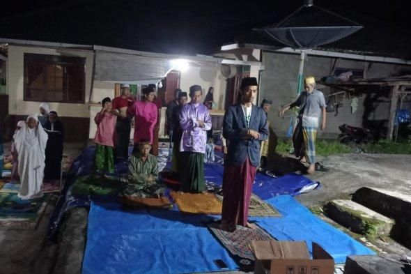 Masjid di Bawean Gresik Ambruk Saat Gempa, Warga Tetap Tarawih di Luar