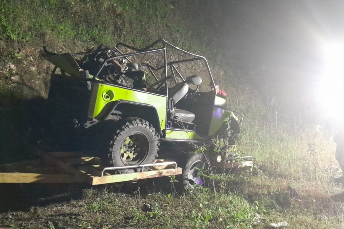 Jip yang mengangkut empat penumpang kecelakaan di Kapanewon Purwosari, Gunungkidul, DI Yogyakarta. Sabtu (3/12/2022)