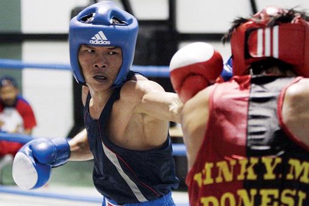 Afdan Bachtila (kiri) memukul Vinky Montolalu saat bertanding di kelas 64 kilogram putra di ajang seleksi nasional tim SEA Games XXVI/2011 di Jakarta, Senin (15/8). Afdan menang 7-6. Enam petinju pelatnas bertanding untuk melengkapi tiga kelas di tim inti tinju SEA Games XXVI/2011.