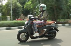 Ini Kebiasaan Berbahaya Pemotor Wanita di Jalan Raya