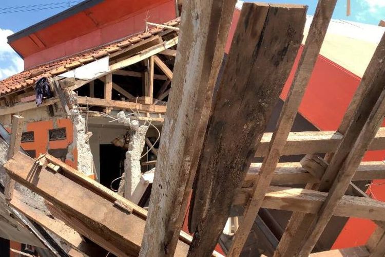 Sejumlah bangunan di Desa Cibeureum, Kecamatan Kertasari, Kabupaten Bandung, Jawa Barat, rusak berat akibat guncangan gempa 4,9, Rabu (18/9/2024)