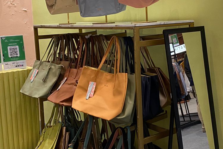 Produk Merche di Indonesia Fashion Week 2024, JCC Senayan, Jakarta Pusat, Rabu (27/03/2024).