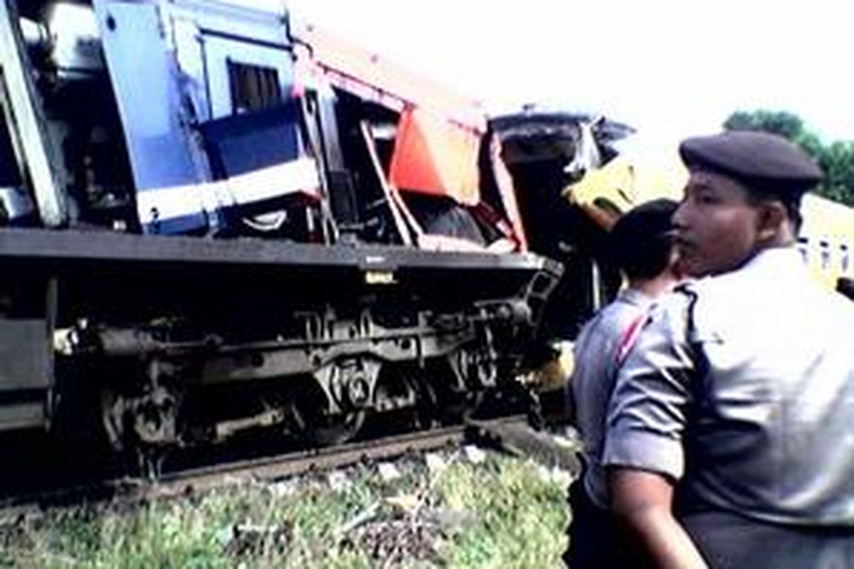 Gerbong Kereta Limex Sriwijaya dari Kertapati tujuan Tanjungkarang ringsek setelah tabrakan dengan kereta batubara rangkaian panjanga, Sabtu (16/8) di kilometer 18 di Kampung Baru, Kecamatan Kedaton, Bandar Lampung pukul 07.45. Akibat tabrakan itu delapan meninggal dunia, puluhan luka-luka. Sementara ratusan penumpang yang selamat berhasil dievakuasi.