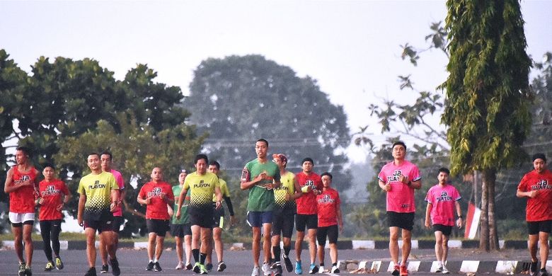 Para pelari JB Playon, klub lari alumni Kolese de Britto Yogyakarta, saat lari untuk LG4C pada  Desember 2020. 