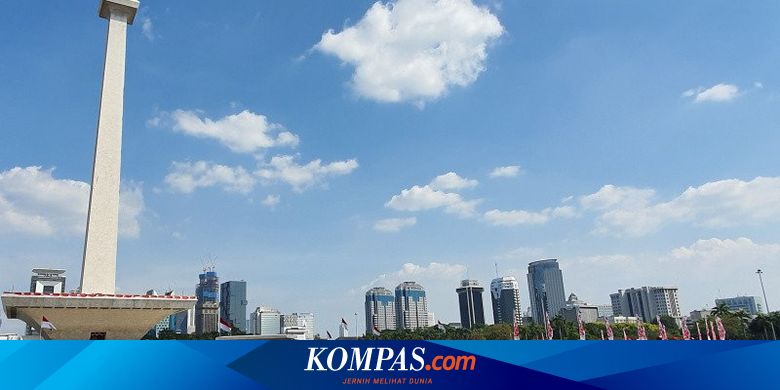 Kawasan Monas Disemprot Disinfektan Jelang Dibuka untuk Umum