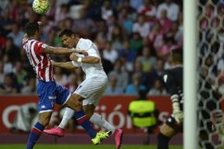 Pertandingan La Liga antara Sporting Gijon melawan Real Madrid berlangsung di Stadion El Molinon, Gijon, Minggu (23/8/2015) waktu setempat.