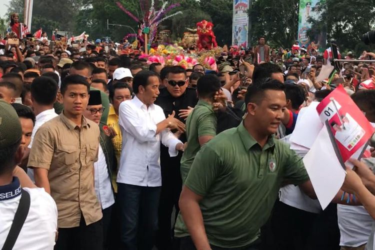 Capres 01 Joko Widodo saat berjalan kaki ke kampanye terbuka di Bukit Gelanggang, Kota Dumai, Selasa (26/3/2019).