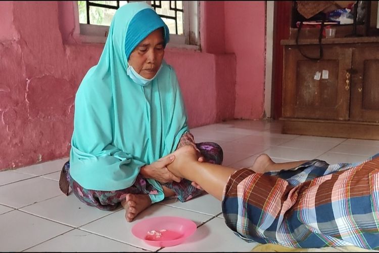Sa'dah warga Desa Setupatok, Kecamatan Mundu, Kabupaten Cirebon, yang bekerja sebagai tukang pijat kampung, dapat melunasi biaya haji, dan menjadi jamaah haji 2023.