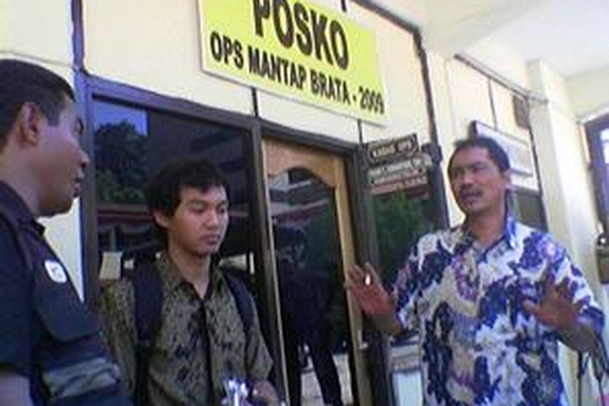 Rizal Malarangeng, tim sukses SBY-Boediono,  Jumat (26/6), menemui wartawan yang melaporkan penganiayaan wartawan di Polresta  Jayapura Papua.