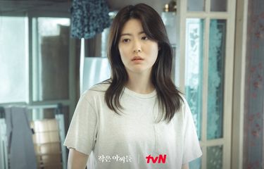Oh In Kyung (diperankan aktris Nam Ji Hyun) dalam drama Little Women yang ditayangkan tvN dan Netflix.
