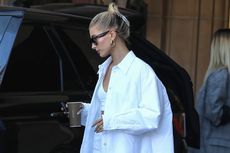 Tampilan Modis Hailey Bieber dengan Kemeja Putih Oversized