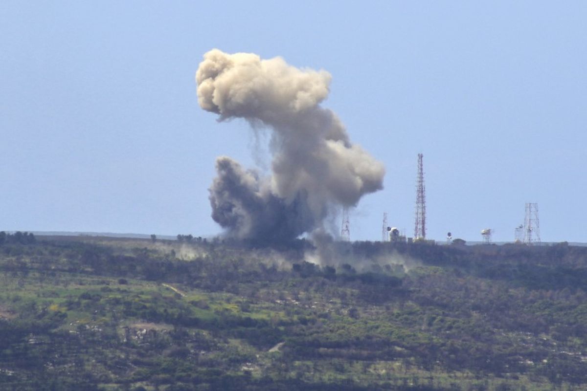 Foto yang diambil dari desa Alma Al Shaab di Lebanon selatan menunjukkan asap mengepul dari pos terdepan Israel setelah serangan roket oleh Hezbollah Lebanon pada 6 April 2024. 