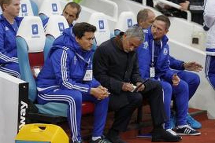 Jose Mourinho dan staf pelatih Chelsea di bangku cadangan Stadion Boleyn Ground, Sabtu (24/10/2015). 