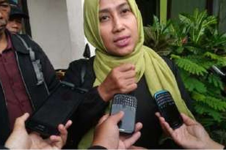 Rini Tresna Sari (46), mengadukan salah satu produsen susu kemasan ke Badan Penyelesaian Sengketa Konsumen (BPSK) Kota Bandung, Jalan Matraman No 17, Kecamatan Lengkong, Kota Bandung, Jawa Barat, Senin (1/3/2016)