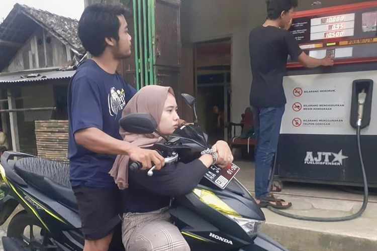 Foto viral jok bagian belakang dari sepeda motor yang tertanam banyak paku. 