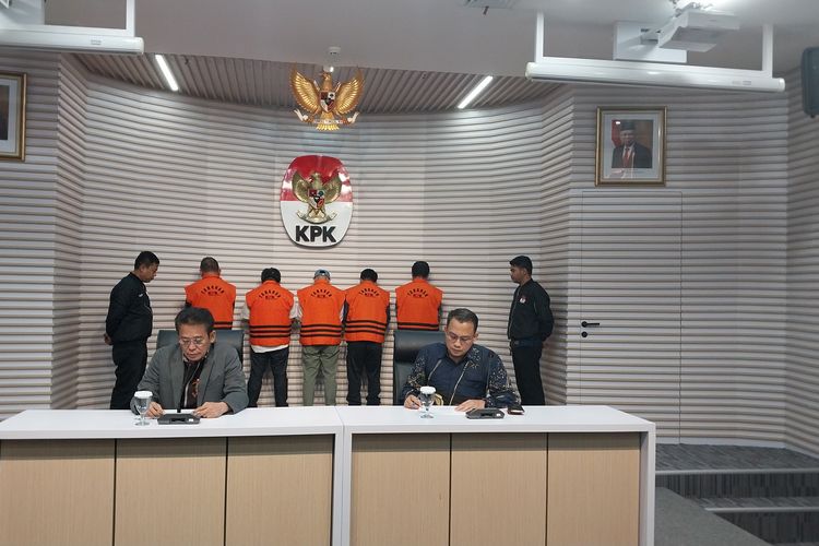 Wakil Ketua Komisi Pemberantasan Korupsi (KPK) Johanis Tanak dan Juru Bicara Kelembagaan KPK Ali Fikri saat memberikan keterangan pers perihal penangkapan dari giat OTT di Kaltim, Gedung Merah Putih KPK, Jakarta Selatan, Sabtu (25/11/2023).