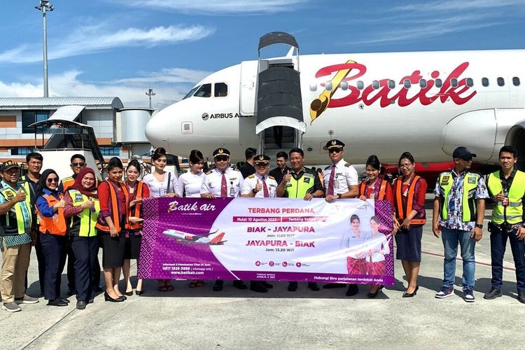 Nampak Pesawat Batik Air bersama awak kabin dan para petugas, saat resmi membuka rute baru penerbangan Jayapura-Biak dan sebaliknya Biak-Jayapura pada, Kamis (10/8/2023).