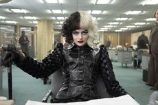 Emma Stone Buka Suara soal Perannya dalam Film Cruella, Jalan Cerita dan Gaun Favorit