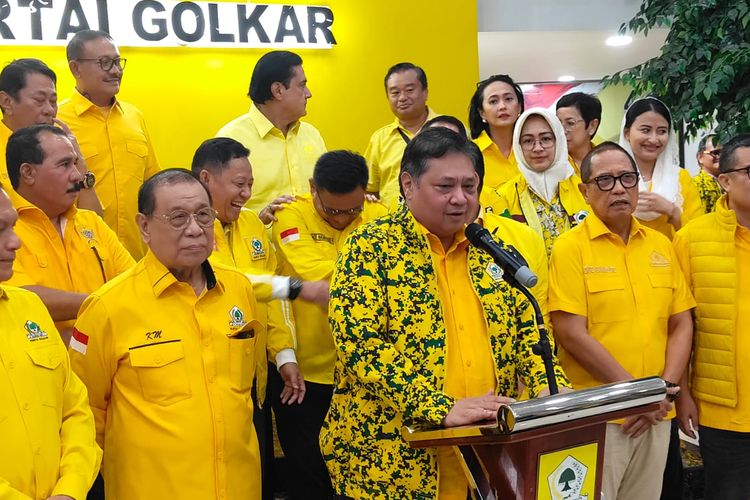 Ketua Umum Partai Golkar Airlangga Hartarto (berdiri di tengah) saat konferensi pers usai rapat tertutup di kantor DPP Partai Golkar, kawasan Slipi, Jakarta, Minggu (10/3/2024).