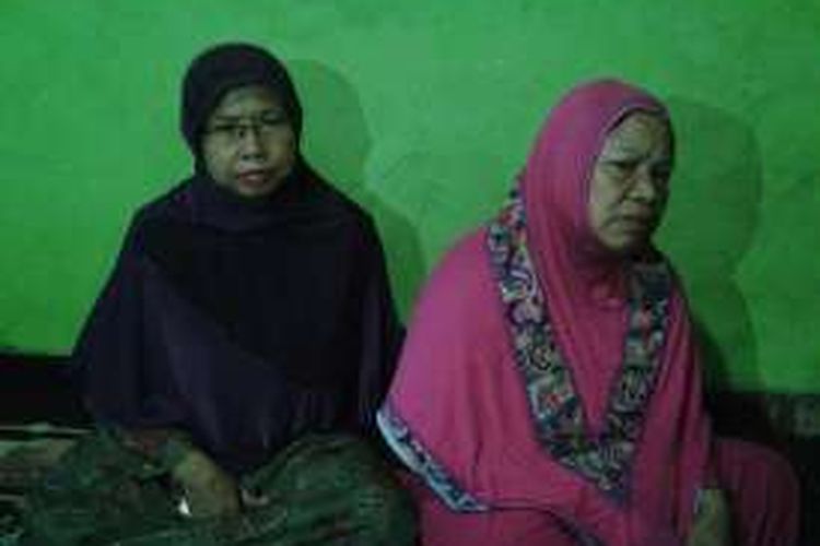 Sri Badiah (jilbab merah muda), ibu kandung Agus Susanto, salah seorang korban tewas akibat kapal tenggelam di perairan Malaysia. 