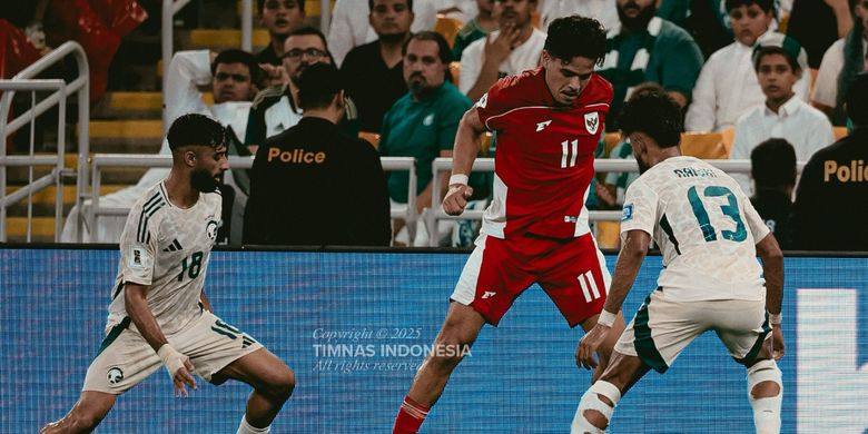 Pemain timnas Indonesia Ragnar Oratmangoen saat laga pertama putaran keempat Kualifikasi Piala Dunia 2026 Zona Asia melawan Arab Saudi di Stadion King Abdullah Sports City, Jeddah, Kamis (9/10/2025) dini hari.