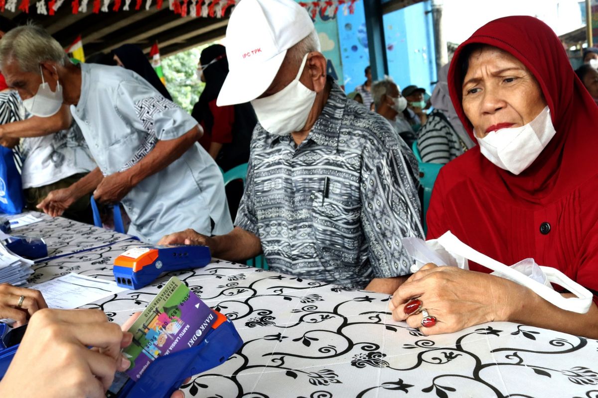 Pemprov DKI Jakarta disebut terus berkomitmen menurunkan angka kemiskinan di Jakarta.