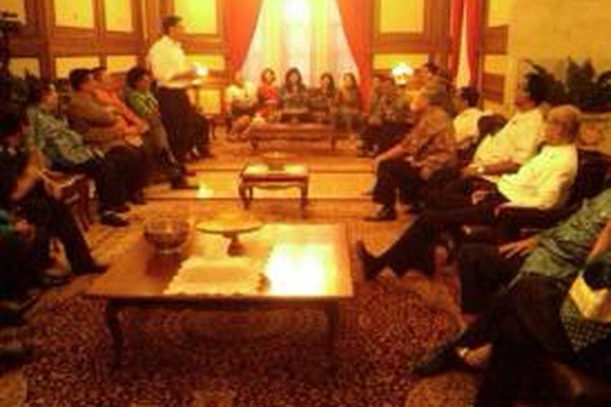 Gubernur DKI Jakarta Joko Widodo dan Wakil Gubernur DKI Basuki Tjahaja Purnama mengundang anggota DPRD DKI pesta kebun di rumah dinas Gubernur DKI, Jumat (8/11/2013).