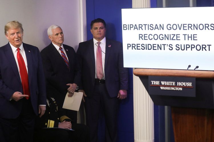 Presiden AS Donald Trump menunjukkan video presentasi penanganan pemerintah terhadap wabah virus corona, di Gedung Putih, Washington DC, Senin (13/4/2020). Turut hadir pula Wakil Presiden Mike Pence di acara tersebut.