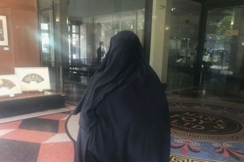 Tolak Berdiri untuk Hakim Saat Sidang, Istri Perekrut ISIS Diadili