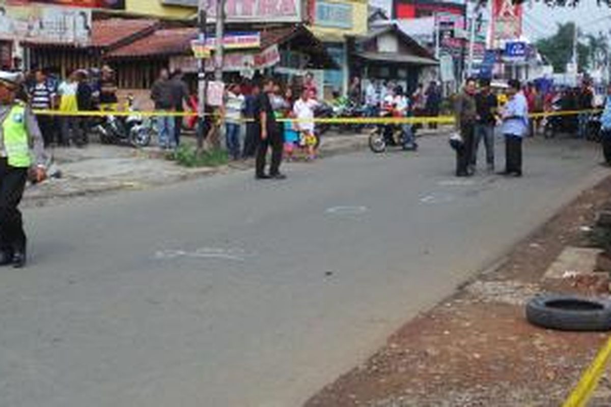 Lokasi kejadian perkara penembakan Aiptu Dwiyana yang dipasang oleh garis polisi. Saat lokasi tertutup oleh police line, arus lalintas dialhikan, Ciputat, Rabu (7/8/2013).