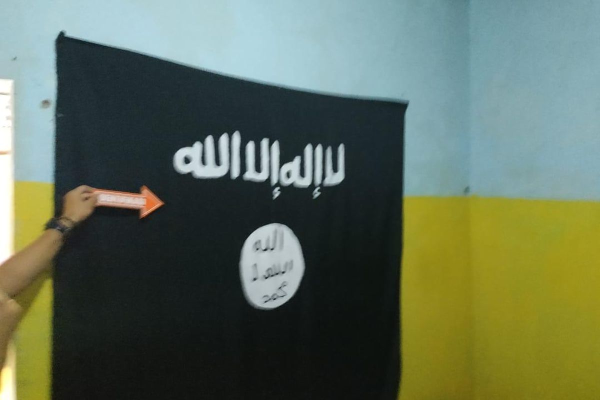 Barang bukti bendera ISIS di rumah kontrakan Abu Zee Ghuroba  di Jalan Trias, Tambun Selatan, Kabupaten Bekasi, Jawa Barat. 