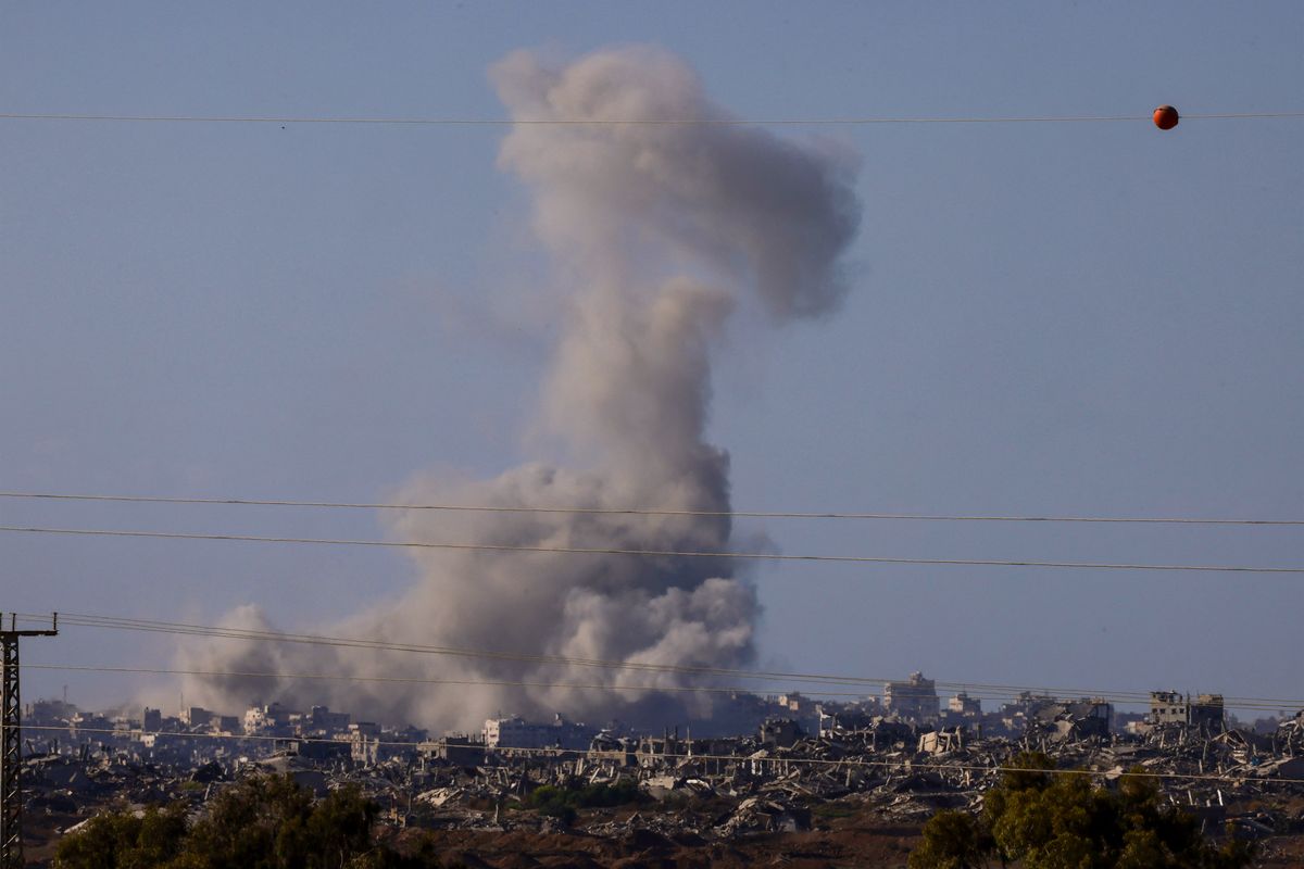 Gambar ini diambil dari posisi di perbatasan Israel dengan Jalur Gaza, menunjukkan asap mengepul di tengah pengeboman Israel ke Gaza pada Selasa (16/9/2025).