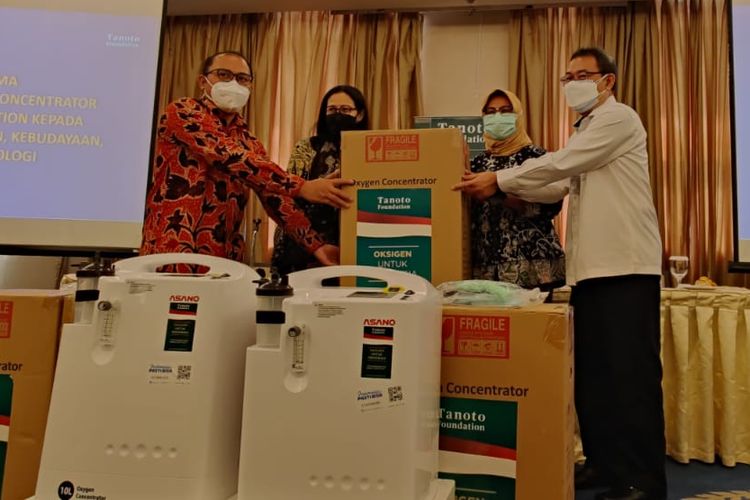 Biro Kerja Sama dan Hubungan Masyarakat (BKHM) Kementerian Pendidikan, Kebudayaan, Riset, dan Teknologi (Kemendikbud Ristek) menerima bantuan Oksigen Concentrator dari Tanoto Foundation.