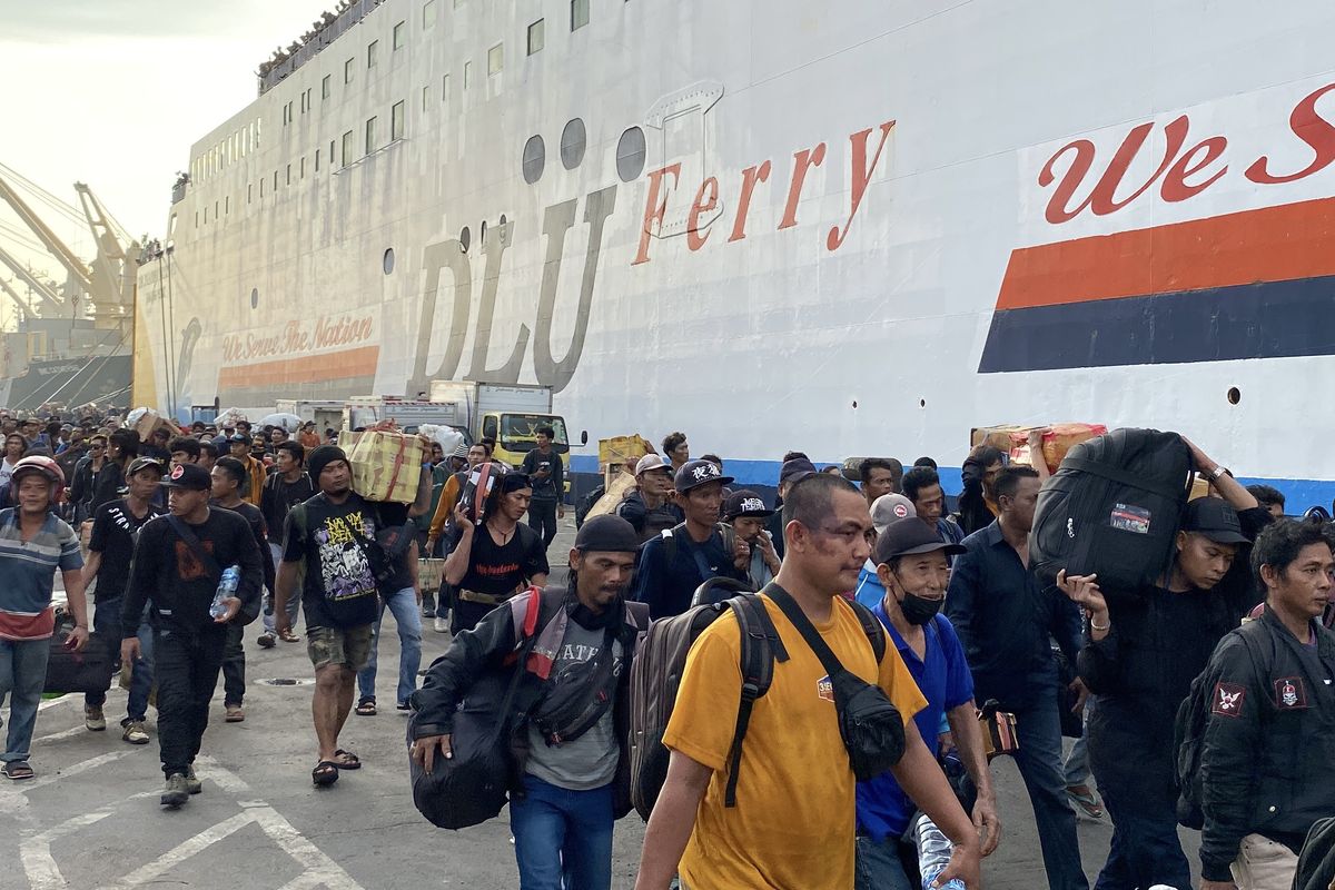 Para pemudik saat tiba di Pelabuhan Tanjung Perak Surabaya, Senin (15/4/2024).
