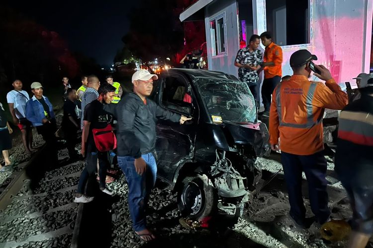 Grandmax Tertabrak KA Majapahit di Perlintasan Tanpa Palang di Sragen, 2 Orang Selamat