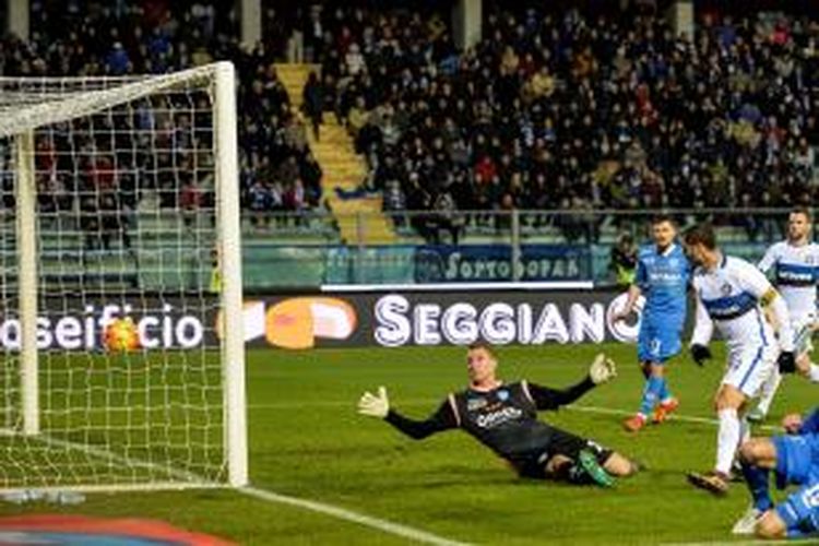 Striker Inter Milan, Mauro Icardi, mencetak gol ke gawang Empoli pada lanjutan Serie A di Stadion Carlo Castellani, Rabu (6/1/2016)