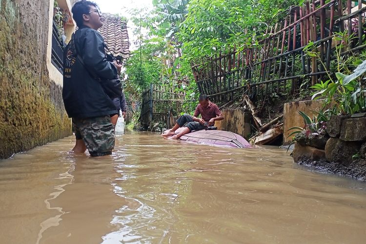 Warga Kampung Muara RT 05 RW 07 Kelurahan Andir, Kecamatan Baleendah, Kabupaten Bandung, Jawa Barat, mengaku bosan sudah 17 tahun hidup bersama banjir.