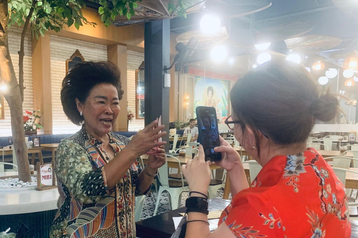 Bu Rudy salah satu legenda kuliner Surabaya sedang melakukan take video.