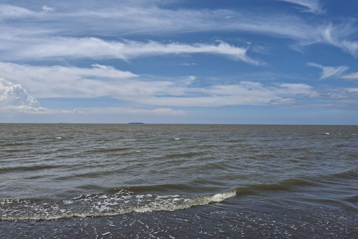 Penampakan pesisir laut Tanjung Pasir di Kecamatan Teluknaga, Kabupaten Tangerang yang kini bebas dari pagar laut setelah selesai dibongkar oleh TNI AL, Kamis (13/2/2025).
