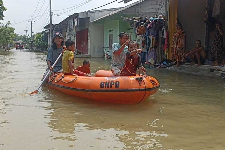 Evakuasi warga terdampak banjir di Desa Karangligar, Kecamatan Telukjambe Barat, Kabupaten Karawang, Jawa Barat, Sabtu (6/1/2024).