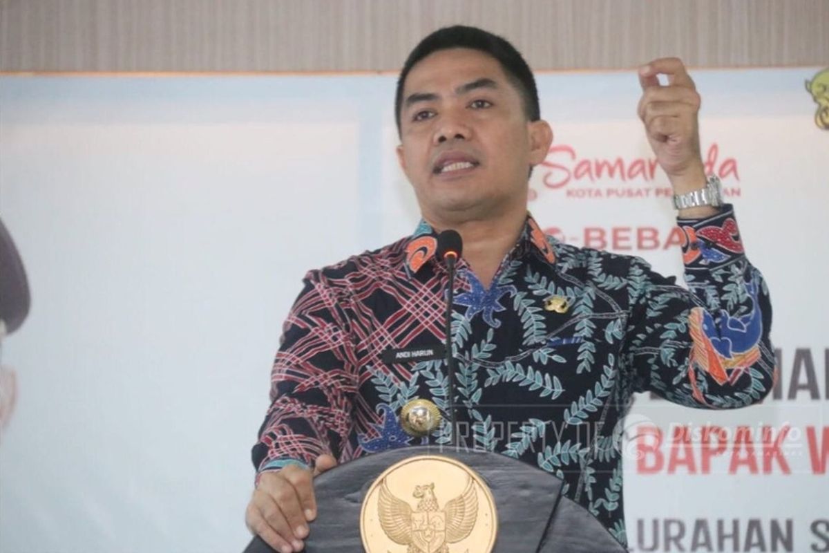 Wali Kota Samarinda Andi Harun saat menyerahkan bantuan sembako kepada masyarakat kurang mampu di Aula Kantor Camat Samarinda Ilir, Kamis (15/09/2022).
