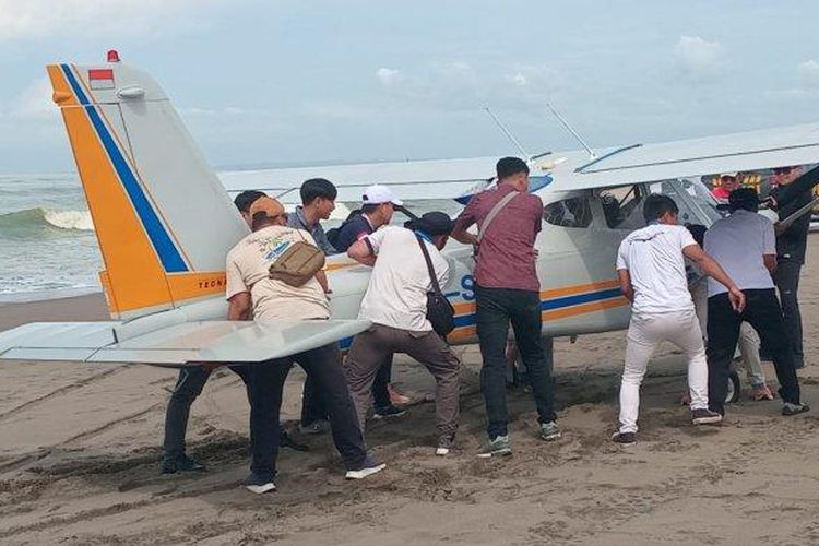 Pesawat capung mendarat darurat di pesisir Patai Barat kawasan Kampung Turis Pangandaran, Minggu (20/4/2025). 
