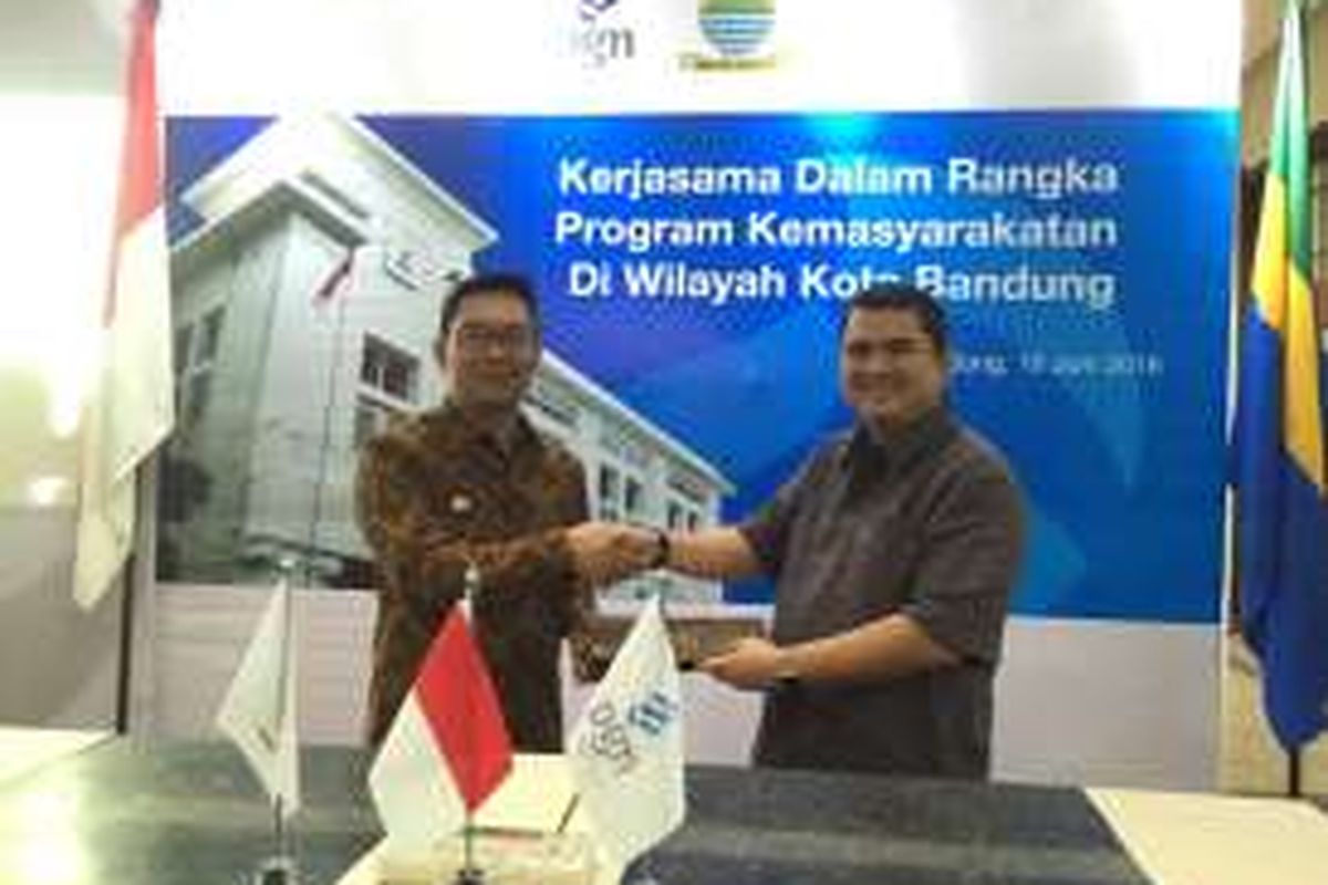Walikota Bandung Ridwan Kamil meneken kerjasama pemanfaatan gas bumi dengan Dirut PGN Hendi Prio Santoso, Kamis (16/6/2016)