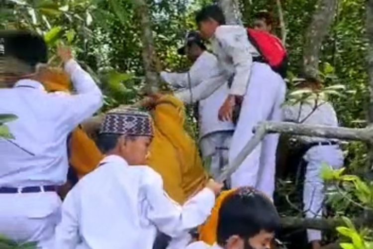 Detik-detik saat kapal klotok karam di Teluk Balikpapan, puluhan pelajar dan guruterdampar di hutan Mangrove