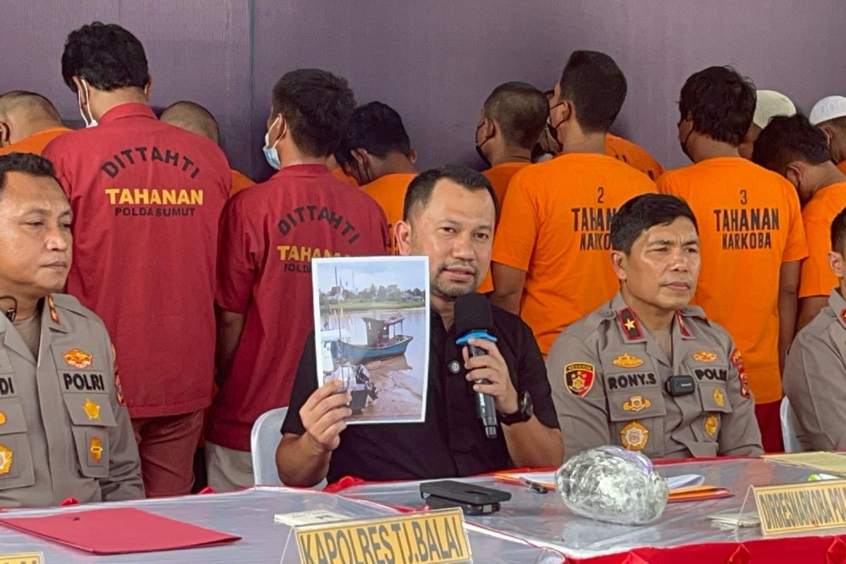 Direktur Reserse Narkoba Polda Sumut, Kombes Pol Jean Calvijn Simanjuntak saat memaparkan pengungkapan peredaran 30 kg sabu dan 2.000 kemasan rokok elektrik atau vape yang mengandung zat metomide dan etomidate di Perairan Labuhanbatu Utara (Labura), Kamis (8/5/2025) 